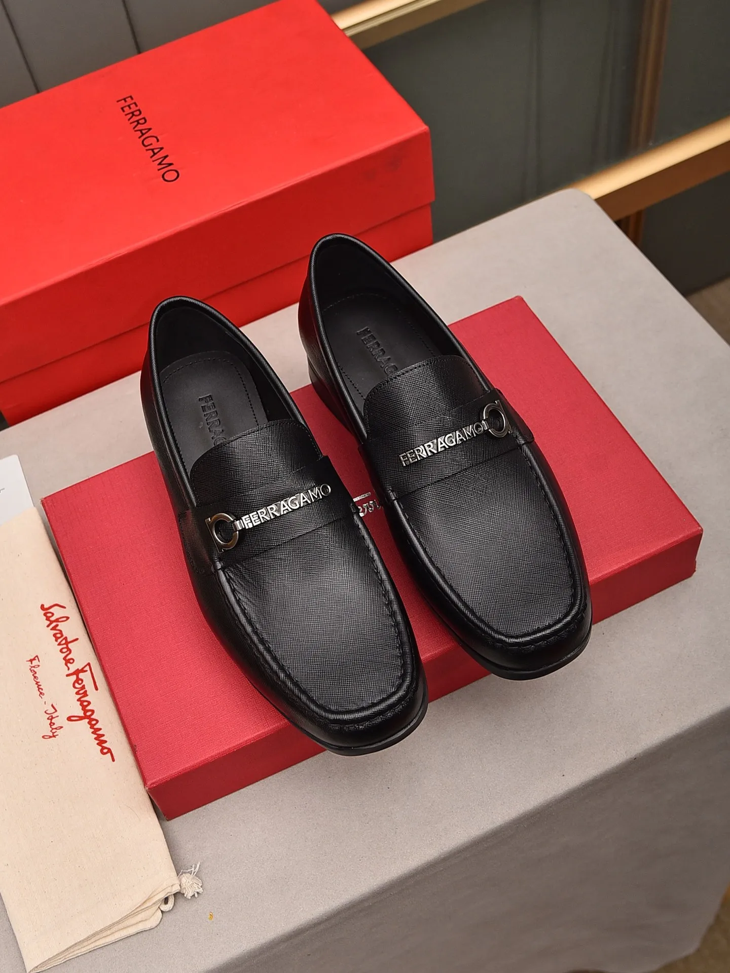 Men's shoes 💰: 460 [Original running volume and quality] Brand: Ferragamo (Ferragamo) Size: Men's size 38/44 (45 can be customized) Grade: Same style as the official website High-end quality men's shoes Material: Original first-layer calfskin Water-dyed cowhide lining Original outsole Style categories: Men's fashion formal business casual leather shoes Slip-on men's high-top series Young fashion European and American trends British style Casual matching Comfortable on the feet
